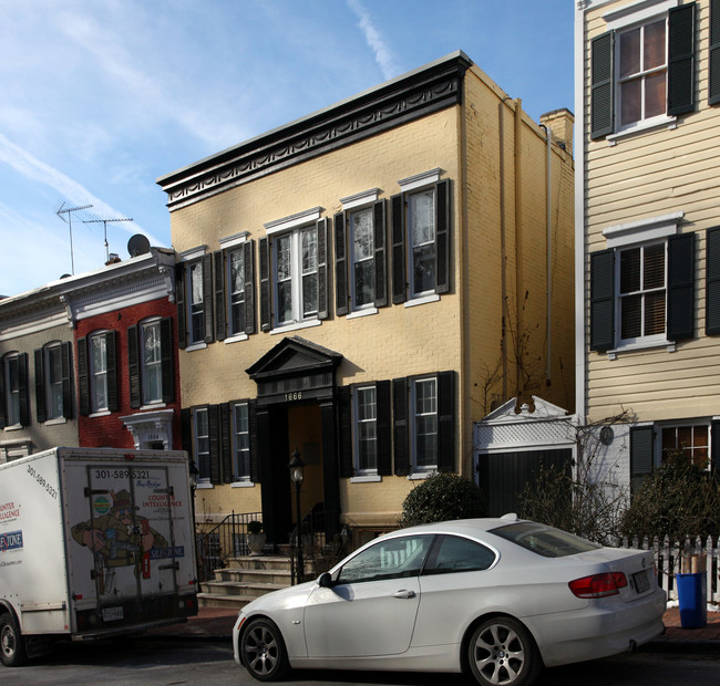 1666 32nd St NW in Washington, DC - Foto de edificio - Building Photo