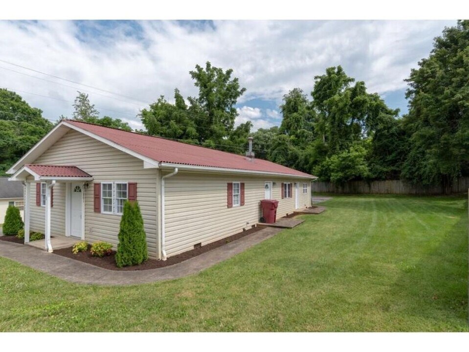 1801 Indian Ridge Rd in Johnson City, TN - Building Photo