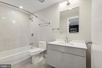 3449 Scotts Ln, Unit A206 in Philadelphia, PA - Building Photo - Building Photo