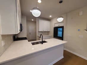 622 Sadie Cir in New Brunswick, NJ - Foto de edificio - Building Photo
