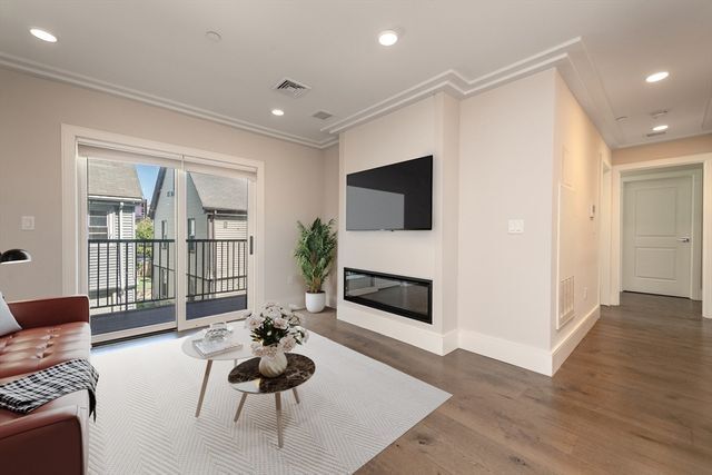 38 Glencoe St, Unit 22E in Boston, MA - Building Photo