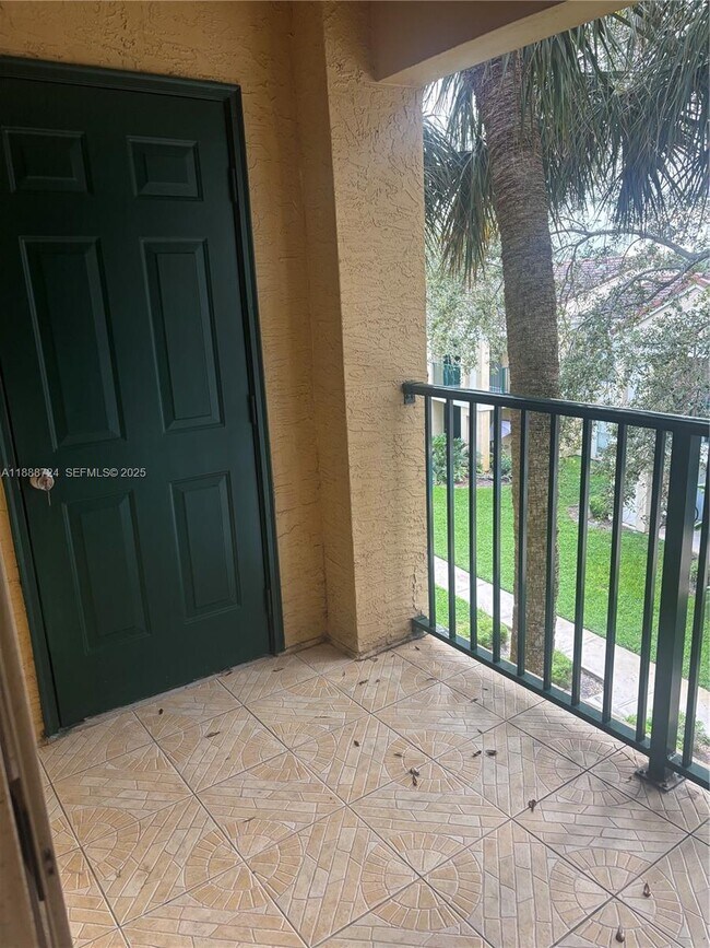 875 Riverside Dr in Coral Springs, FL - Building Photo - Building Photo