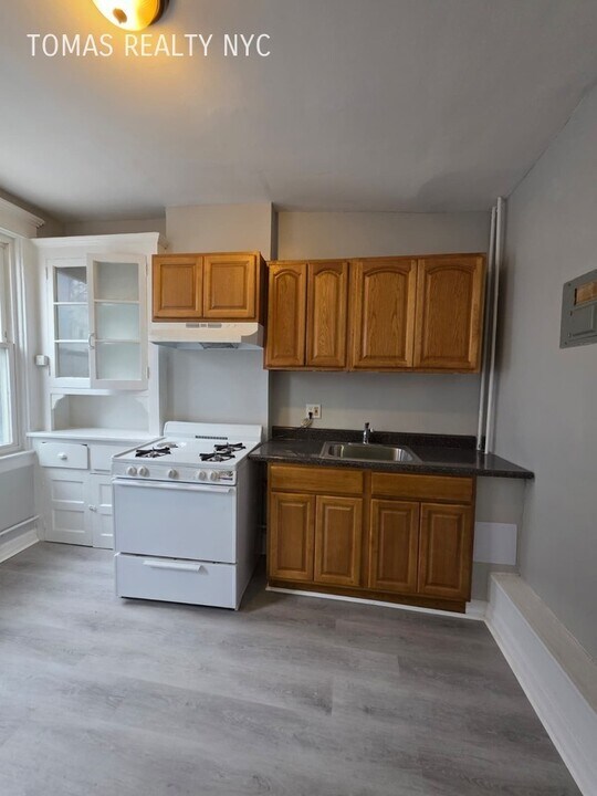 18 Seymour St in Yonkers, NY - Building Photo