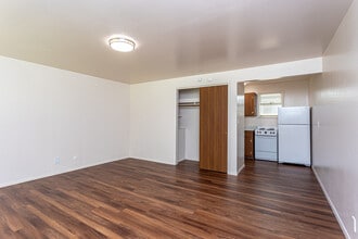 Riviera Apartments in Renton, WA - Building Photo - Interior Photo