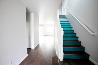 1616 Flores Way in Woodland, CA - Foto de edificio - Building Photo