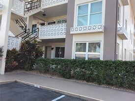 1235 S Highland Ave, Unit 1101 in Clearwater, FL - Building Photo