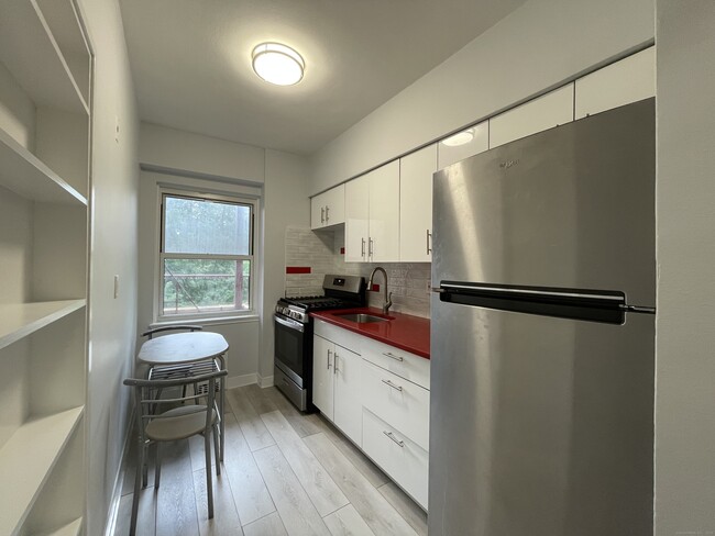 230 Farmington Ave in Hartford, CT - Building Photo - Building Photo