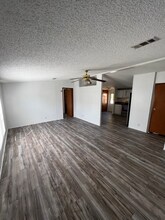 6859 NE 1st Pl in Ocala, FL - Foto de edificio - Building Photo