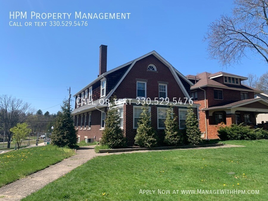 1205 Ridge Rd NW in Canton, OH - Building Photo