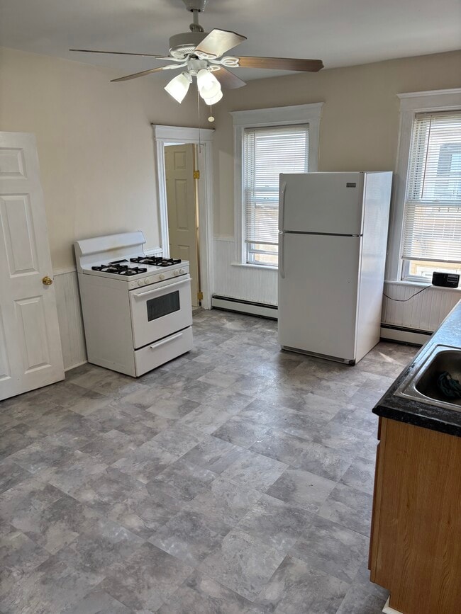 661 Front St, Unit 3F in Woonsocket, RI - Foto de edificio - Building Photo