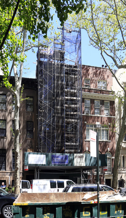 117 E 64th St in New York, NY - Building Photo