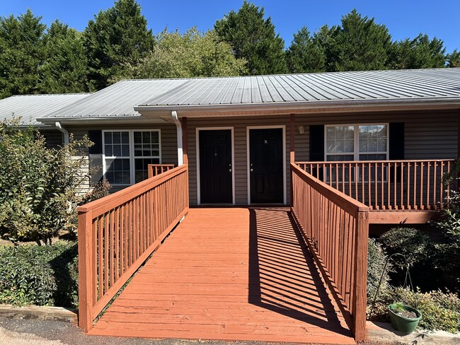 Loving Hill Apartments in Clarkesville, GA - Foto de edificio - Building Photo