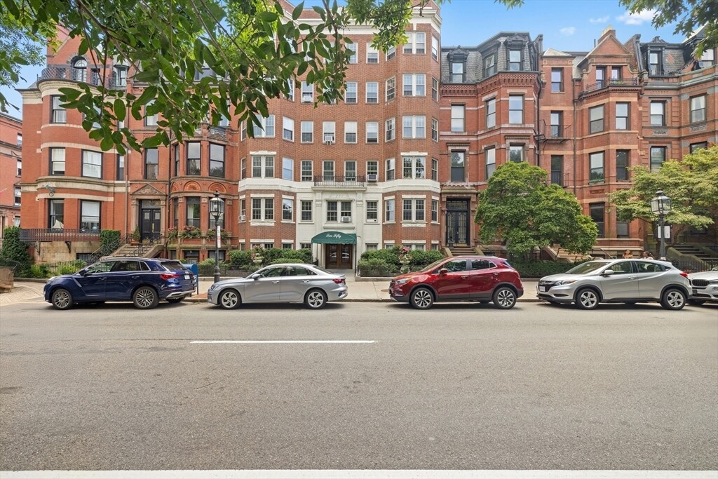 250 Commonwealth Ave in Boston, MA - Building Photo