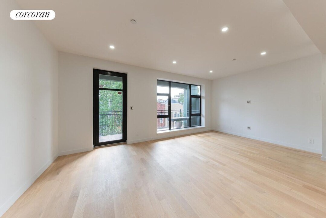 130 Diamond St in Brooklyn, NY - Building Photo