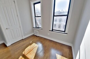 156 W 72nd St in New York, NY - Building Photo