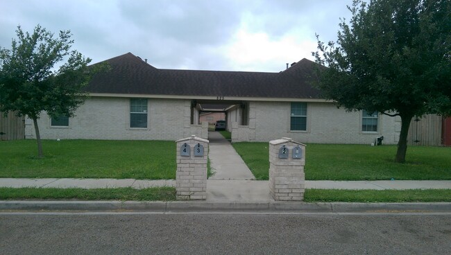 825 W Bronze Dr, Unit 1 in Pharr, TX - Foto de edificio - Building Photo