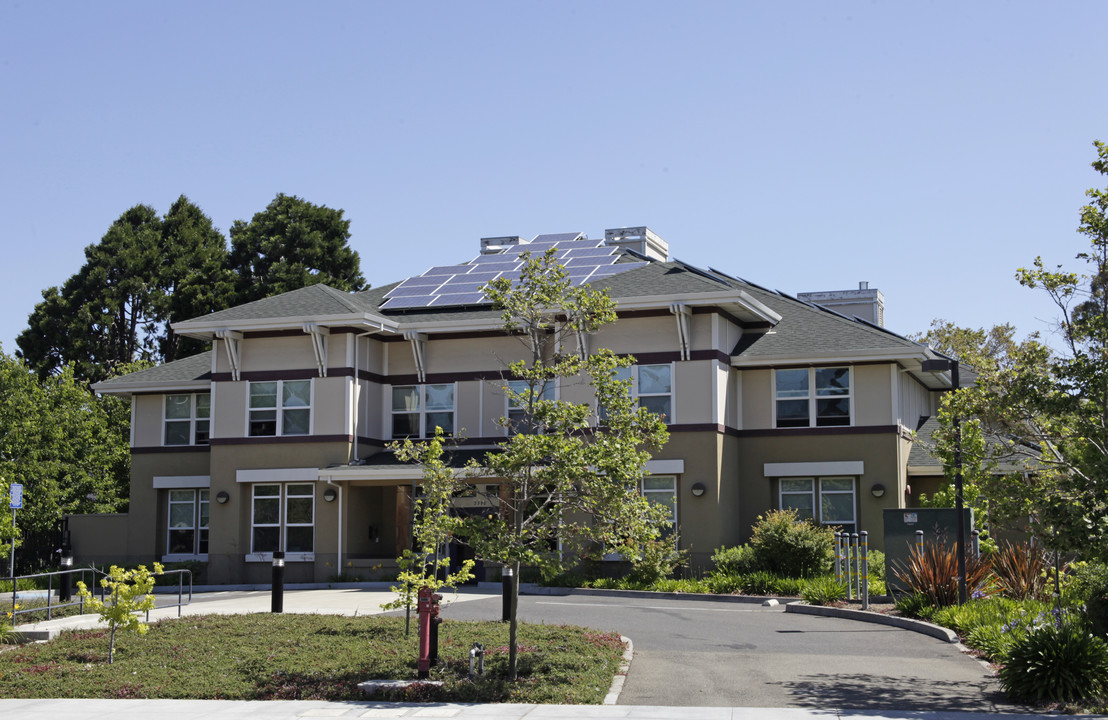 Fuller Gardens in San Leandro, CA - Building Photo