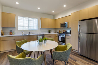 Presidio Townhomes in Anaheim, CA - Foto de edificio - Building Photo