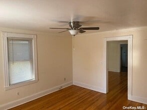 31 Old Dock Rd in Kings Park, NY - Building Photo - Building Photo