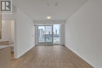 32-632 Forest Manor Rd in Toronto, ON - Building Photo - Building Photo