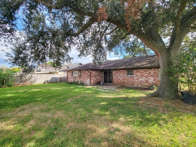 property at 2114 Yorktown Ct N