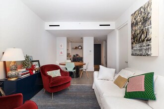 60 S 8th St, Unit 330 in Brooklyn, NY - Foto de edificio - Building Photo