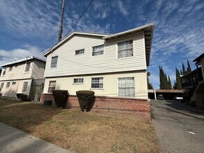 14737 Vanowen St in Van Nuys, CA - Building Photo - Building Photo