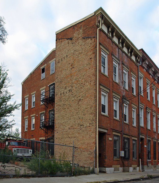 421 Wade St in Cincinnati, OH - Foto de edificio