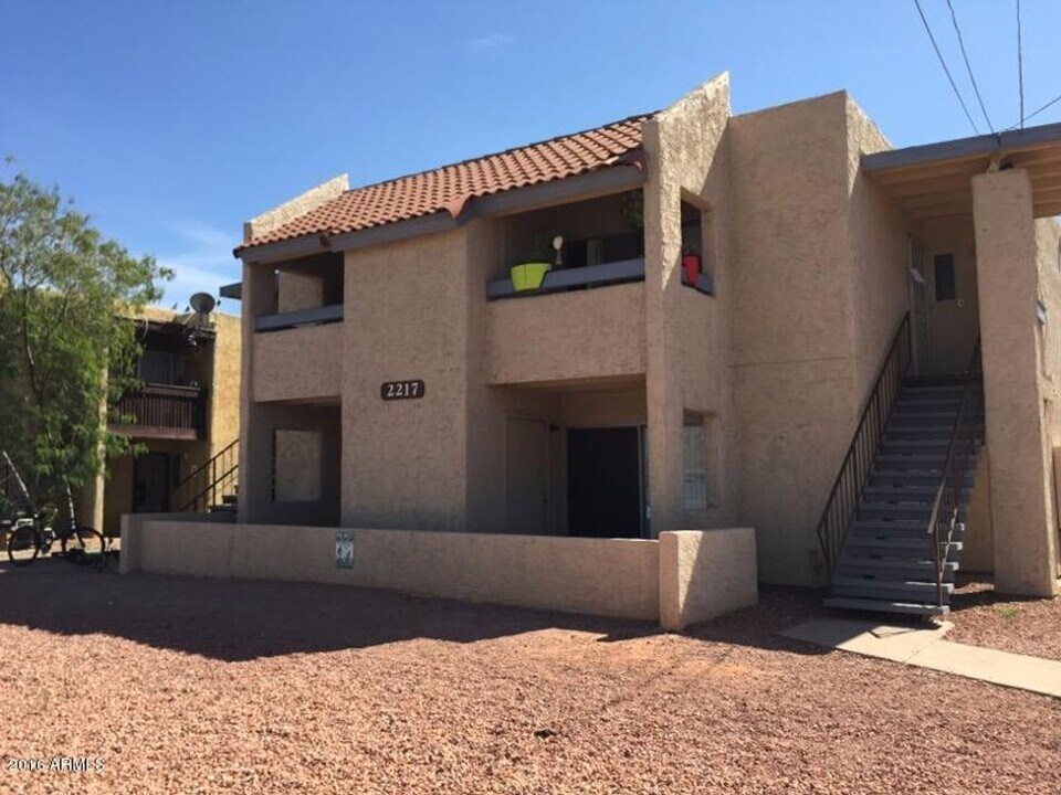 2217 E Cactus Rd in Phoenix, AZ - Building Photo
