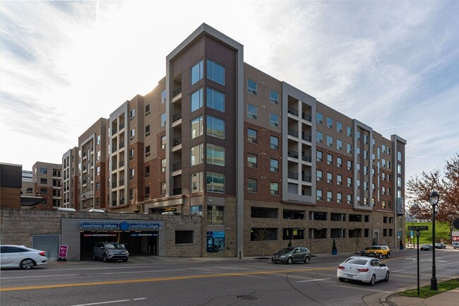 Aqua on the Levee in Newport, KY - Foto de edificio - Building Photo