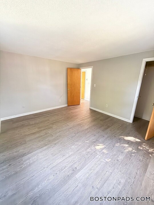 53 Ridgewood Ln in Gardner, MA - Building Photo