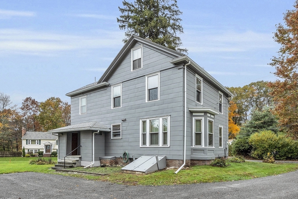 18 Cutler St in Bedford, MA - Foto de edificio