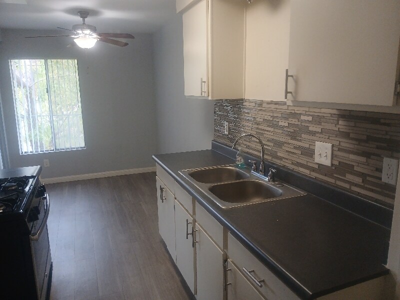 27325 Camp Plenty Rd in Santa Clarita, CA - Foto de edificio