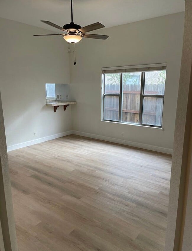 4264 Chinquapin Way in Sacramento, CA - Foto de edificio - Building Photo