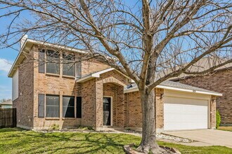 1929 Foxfield Way in Justin, TX - Foto de edificio - Building Photo