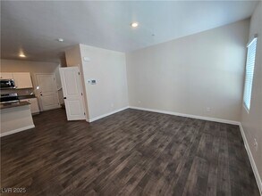 531 Thistleberry Ave in Las Vegas, NV - Building Photo - Building Photo