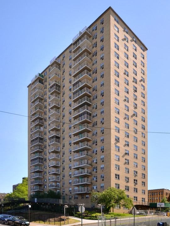 Lind-Ric Apartments in Bronx, NY - Foto de edificio