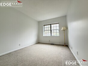 137 Lake Shore Rd, Unit 2 in Boston, MA - Foto de edificio - Building Photo