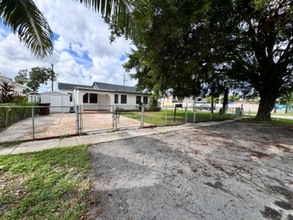 602 E 50th St in Hialeah, FL - Building Photo - Building Photo