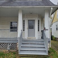 251 E Broad St in Elyria, OH - Building Photo