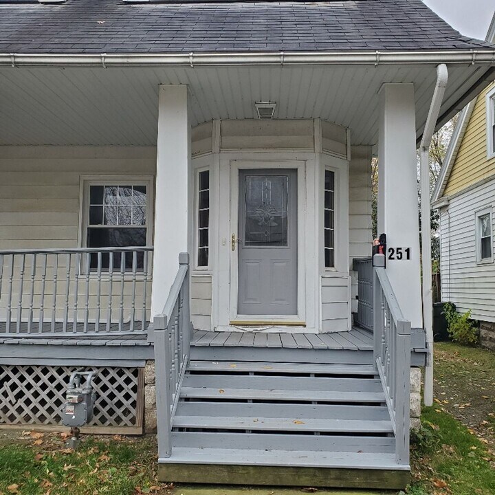 251 E Broad St in Elyria, OH - Building Photo