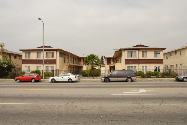 7341-7347 Vineland Ave in Sun Valley, CA - Building Photo - Building Photo