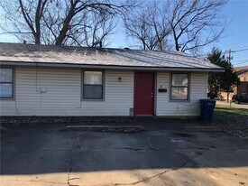 300 E Benton St in Siloam Springs, AR - Building Photo