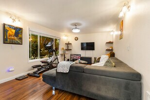 501 141st Ave SE in Bellevue, WA - Building Photo