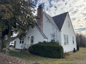 42 Greenwood Rd in Bay Shore, NY - Building Photo