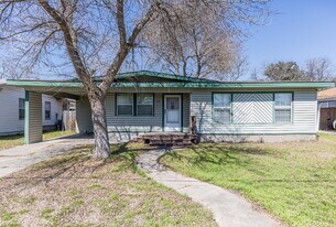 215 Legion Dr W in Converse, TX - Building Photo