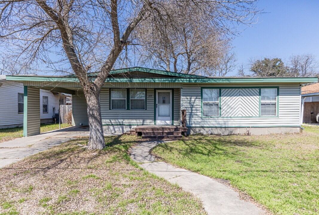 215 Legion Dr W in Converse, TX - Building Photo