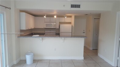 2740 SW 28th Ter, Unit 302 in Miami, FL - Building Photo - Building Photo