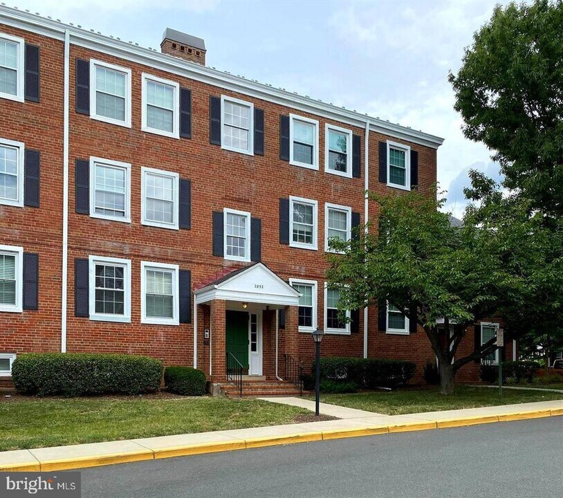 2852 S Buchanan St in Arlington, VA - Foto de edificio