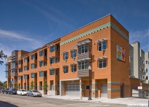 Fox Court Apartments in Oakland, CA - Building Photo - Building Photo